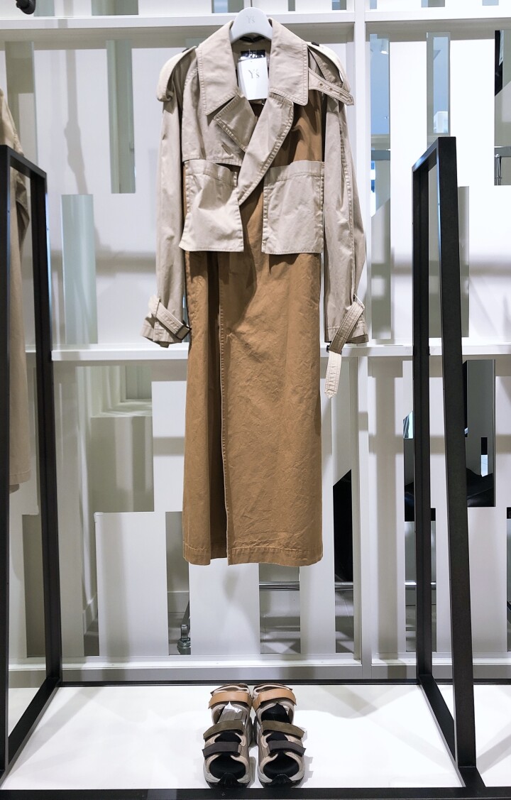 コート ¥151,800 (税込)
サンダル ¥ 57,200 (税込)