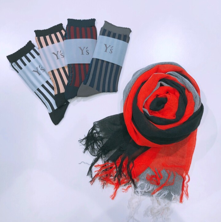 ソックス ¥3,080(税込)
ストール ¥22,000(税込)