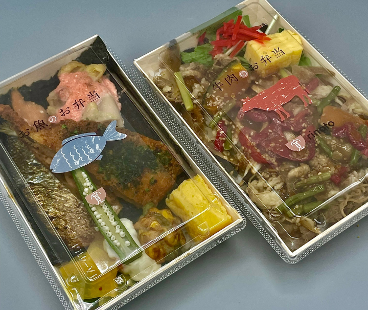 左:埋め尽くされた海苔弁当
右:旬野菜のグリルと焼肉弁当
税込926円

メイン食材による、魚、鶏、豚、牛
それぞれの4種類を用意しています。