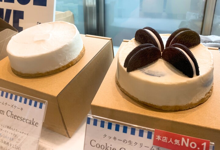 （左）生クリームチーズケーキ（１個）２,５００円
（右）クッキーの生クリームチーズケーキ（１個）３,０００円