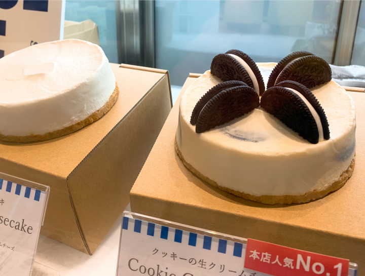 （左）生クリームチーズケーキ（１個）２,５００円
（右）クッキーの生クリームチーズケーキ（１個）３,０００円

