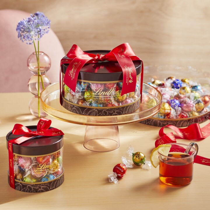 リンドールギフトボックス（8個入／20個入／31個入／54個入) 1,980円／3,980円／5,980円／9,980円
シェルとよばれる外側のチョコレートの殻を破ると、中からくちどけなめらかなフィリングがとろけ出す、リンツで一番人気の商品。